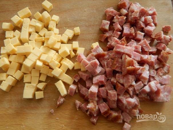 2. Краковскую колбасу и твердый сыр нарезаем небольшими кубиками.
