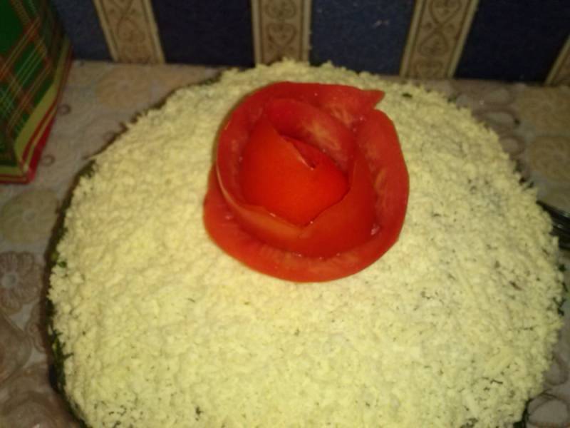 Печень прокрутить через мясорубку. Добавить яйца, соль, перец, молоко, муку. Все тщательно перемешать. Из полученного теста испечь блины. Лук мелоко нарезать, обжарить на растительном масле. В майонез добавить тетрый на мелкой терке белок и измельченный ченснок. Начинаем собирать тортик:
На каждый блин ложим обжаренный лук, промазывает майонезом. Верхний блин промазать майонезом и украсить тертым на мелкой терке желтком. Бок тортика украсить зеленью.