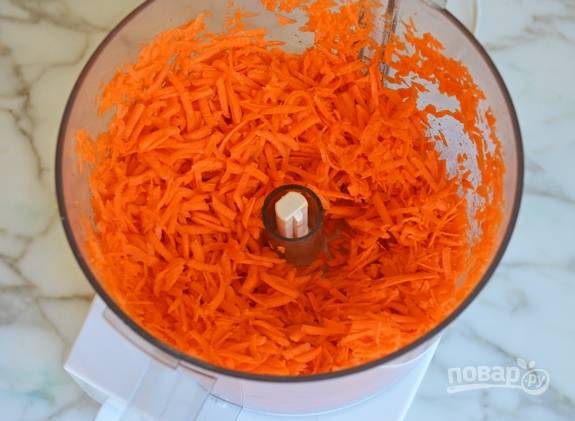 1.	Очистите морковь, вымойте ее и натрите на крупной терке или воспользуйтесь комбайном.