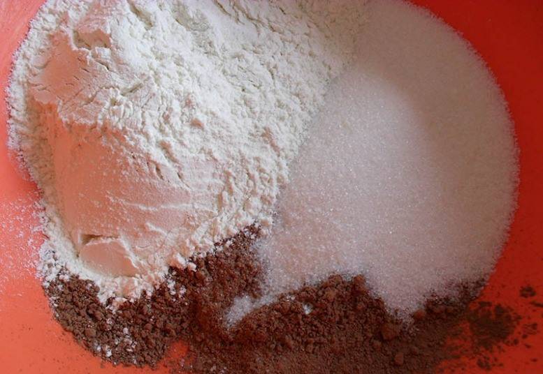 В одной емкости смешиваем: муку, соль, сахар, какао-порошок и соду.
