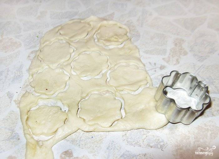 По диагонали накройте пирог полосками. 
Если у вас есть остатки теста, обрезки, можете сделать украшения для пирога.