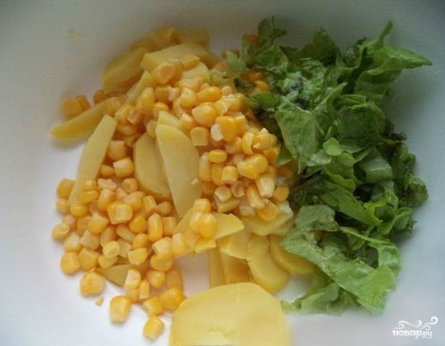 Салат из печени трески с яйцом, огурцом и кукурузой. Пошаговый рецепт