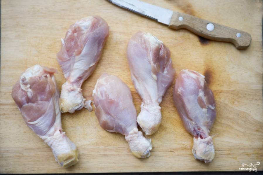 Добавьте перец и имбирь в кастрюлю к луку и чесноку. 
Куриные ножки подготовьте к варке. 