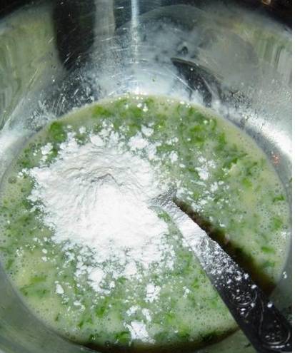 2. Отдельно взбиваем яйца, добавляя соль по вкусу и пару щепоток муки. Туда же отправляем мелко нарезанную зелень петрушки.