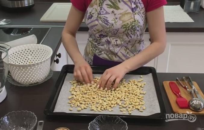 2. Выложите сухие орехи в один слой на пергамент и поставьте в разогретую до 180 градусов духовку на 5 минут.