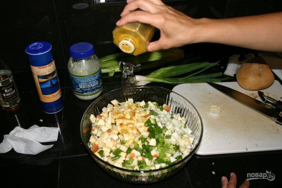 9.	По вкусу добавляю карри, черный молотый перец и соль, перемешиваю салат. 