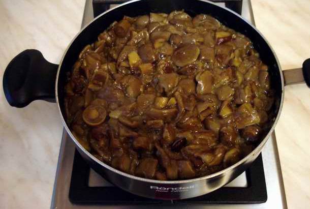 На сковороде разогрейте растительное масло, обжарьте мелко порезанный лук до мягкости, а затем добавьте грибы. Тушим до тех пор, пока из грибов не выпарится вся влага.