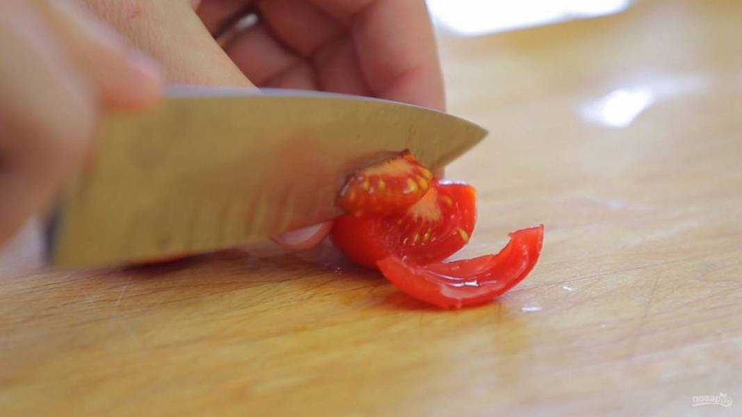 4. В это время нарежьте помидоры дольками.