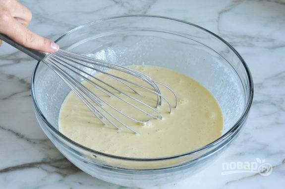 3. Сделайте тесто, смешав остаток соли с перцем, мускатным орехом, яйцами и сметаной.