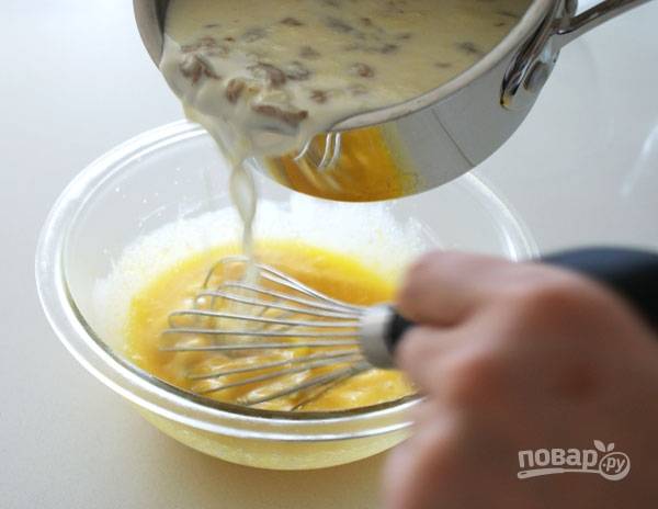 Затем аккуратно влейте горячие сливки в желтки, постоянно перемешивая. 