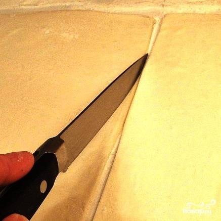 Разрезаем тесто пополам на два больших прямоугольника.