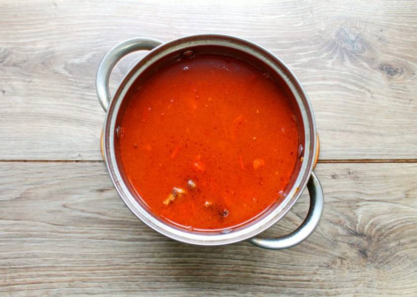 Добавьте обжаренные овощи с томатом в кастрюлю, посолите и доведите до кипения. 