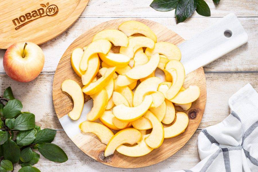 Нарежьте на дольки или кружочки. Оптимальная толщина для сушки не больше 5 мм.