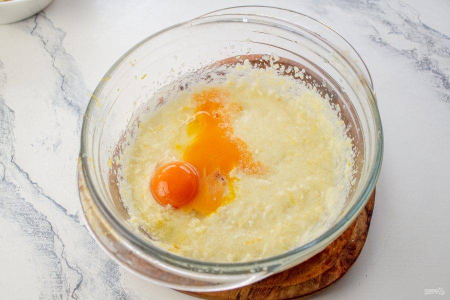 Яйца разделите на желтки и белки. Белки отложите, а желтки добавьте в масляную массу, взбейте все вместе.
