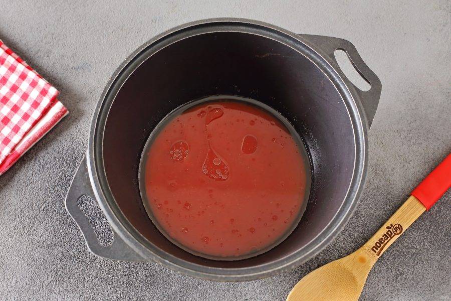 В глубокой посуде с толстым дном соедините воду, масло, томатную пасту, соль и сахар. Доведите до кипения.
