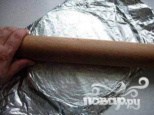 Другой способ: Раскатайте тесто, покрытое листом алюминиевой фольги (для предотвращения прилипания).