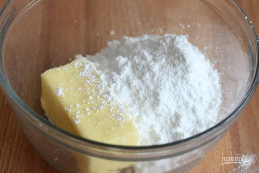 9.	Тем временем сделайте крем: в миску выложите оставшееся сливочное масло, добавьте к нему сахарную пудру, молоко.