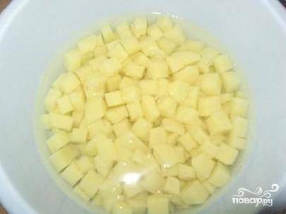 3. Картофель вымыть, почистить и порезать маленькими кусочками. 