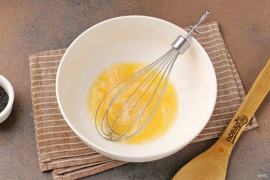 В глубокой миске взбейте яйцо с 1/2 ч.л. соли.