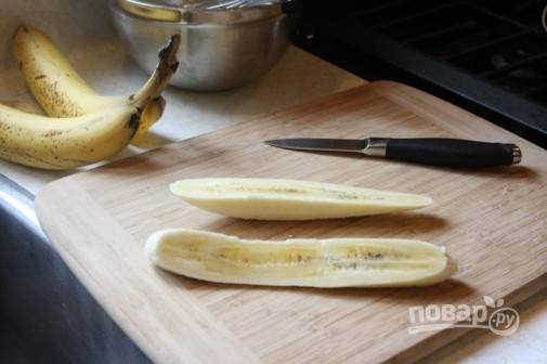 3.	Очистите бананы и каждый разрежьте на две части, затем каждую половинку — еще на 2 части поперек.