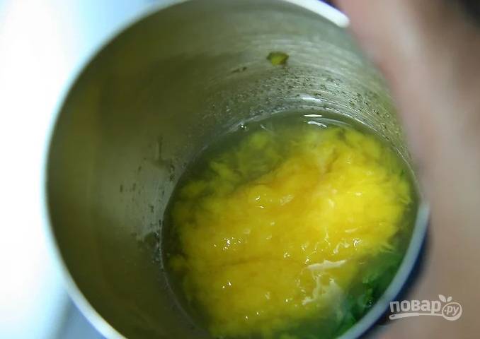 2. Добавьте ром и пюре манго (просто разомните вилкой или толкушкой манго). 