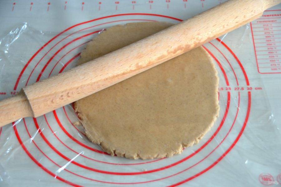 Раскатайте тесто в пласт толщиной 0,8-1 см., лучше всего это сделать между двумя слоями пищевой пленки.