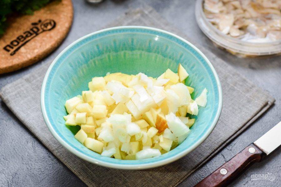 Нарежьте мелкими кубиками лук, добавьте в салат.