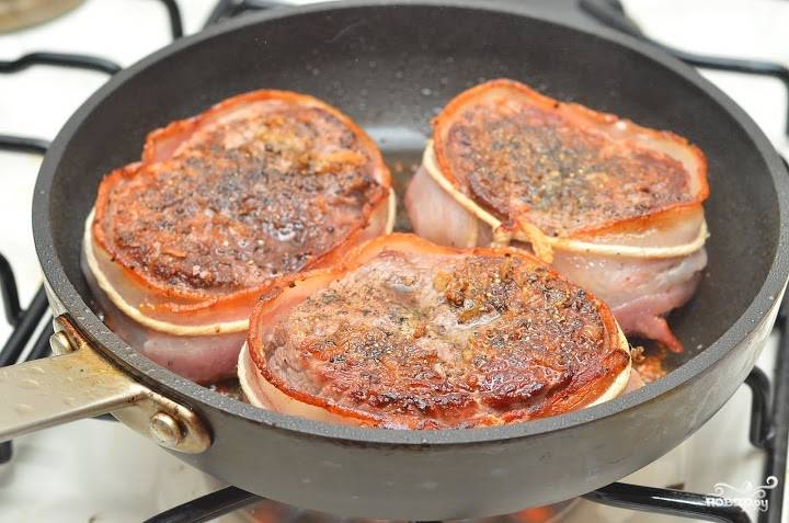 4.	Переверните и прожарьте со второй стороны те же две минуты. Обжарьте мясо с боков, примерно такое же время, добавьте сливочное масло и мелко порезанный чеснок.