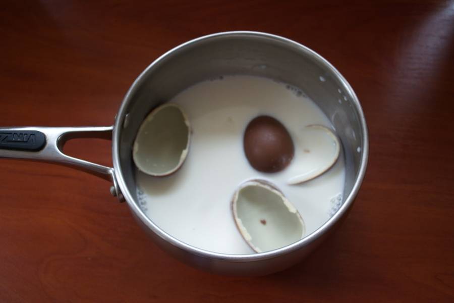 Половинки яиц поместите в горячее молоко. Размешайте и дайте разойтись шоколаду.
