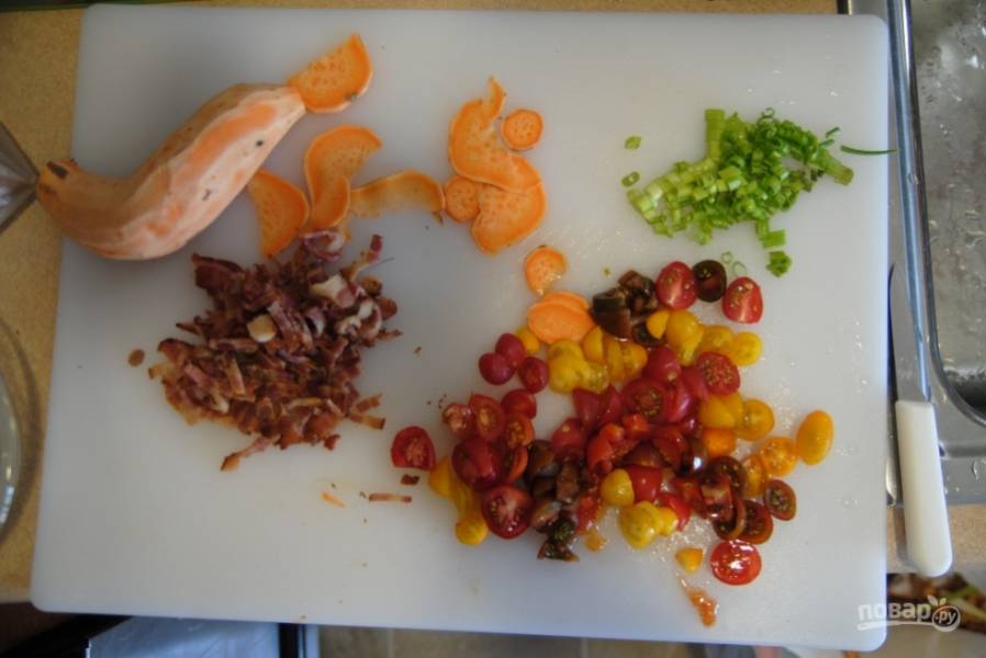 2. Все остальные ингредиенты, кроме зелени, чеснока, орехов, авокадо и яиц измельчим произвольно, и можно сразу же их укладывать в салатник. 