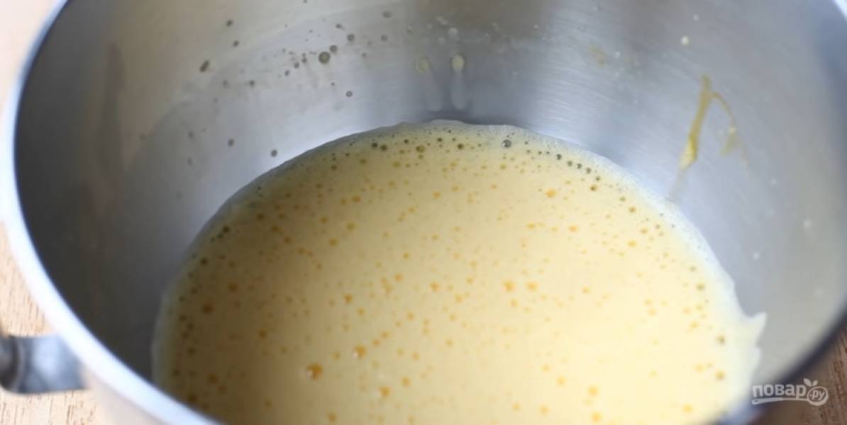 3. Отдельно взбейте в пену яйца, добавьте оливковое масло, молоко и сметану, перемешайте.