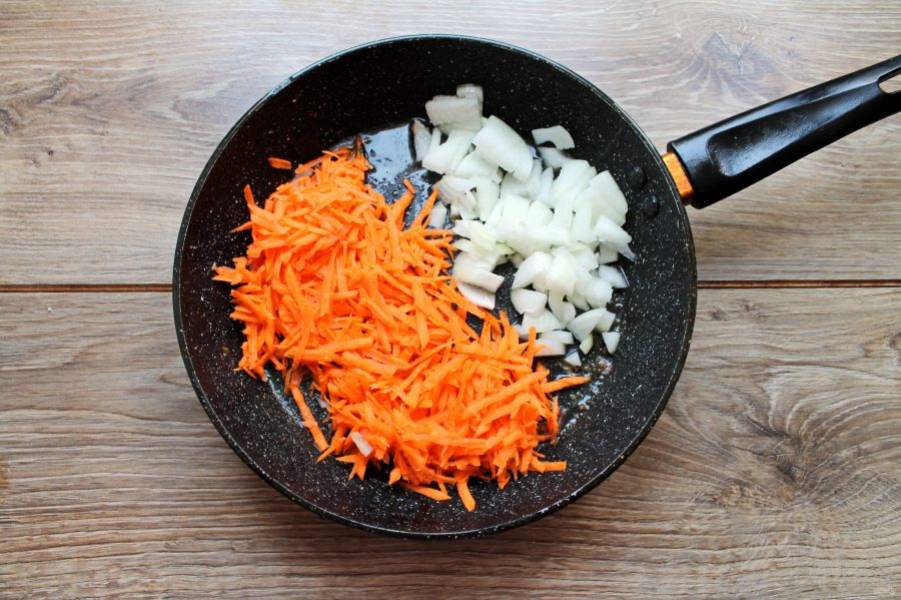 В сковороду после обжаривания шей выложите тертую на крупной терке морковь и резаный репчатый лук. Обжаривайте овощи на среднем огне, перемешивая, в течение 5-7 минут.