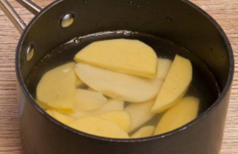 Картофель очищаем, нарезаем дольками и варим до готовности в кипящей, подсоленной воде.
