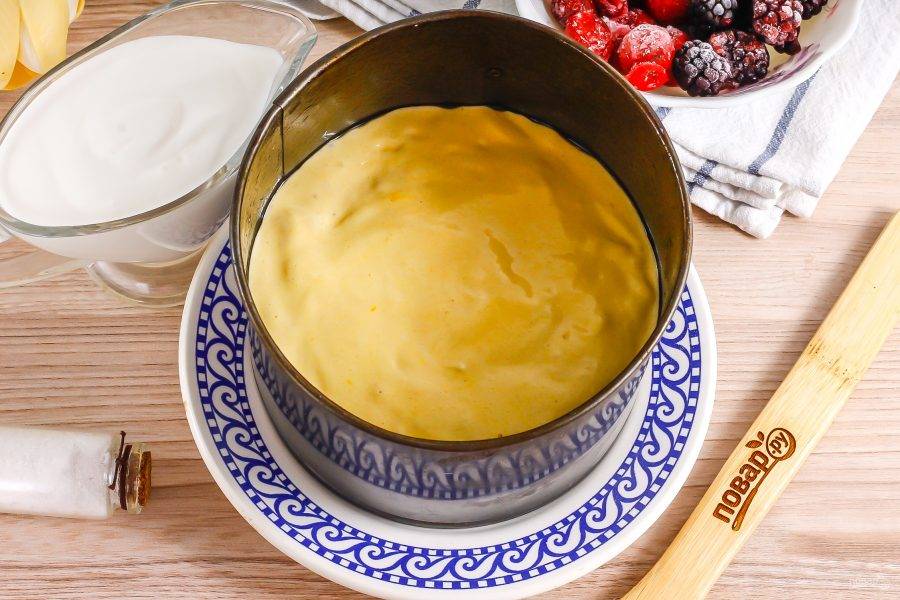 Смажьте форму для выпечки растительным маслом без аромата или сливочным. Выложите в нее бисквитное тесто. Если используете узкую форму, то корж получится высоким и наоборот. Диаметр моей формы — 20 см. Торт будет высоким.