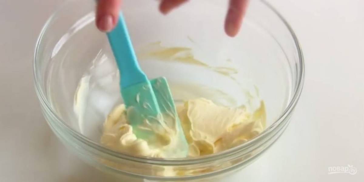 2. Замесите мягкое тесто, заверните его в пленку и отправьте в холодильник на 1 час. Приготовьте крем: мягкое сливочное масло взбейте миксером в течение 2 минут, после чего небольшими порциями добавьте сгущенное молоко. 