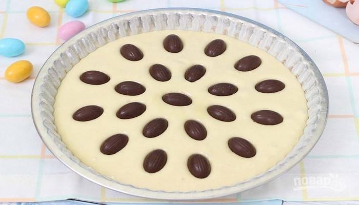 6.	Влейте тесто и разложите шоколадные яйца.