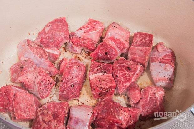 2.	Мясо вымойте и вытрите насухо, посолите и поперчите его. Выложите мясо в казанок, где обжаривали панчетту на образовавшийся от нее жир.