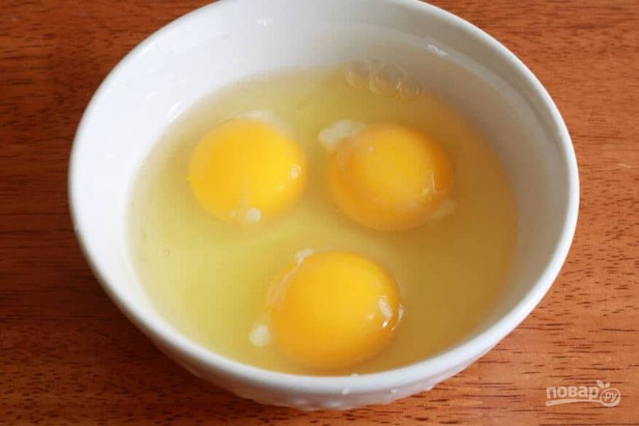 8.	В миске взбейте куриные яйца.