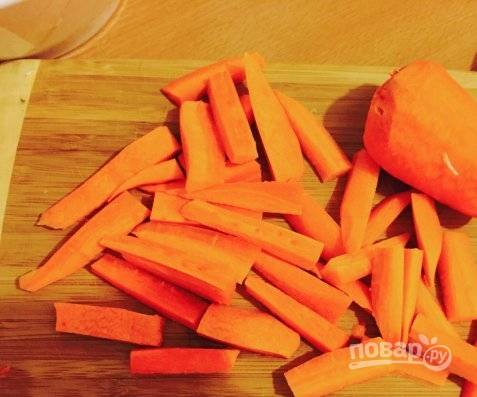 2. Отправляем куриное филе жариться на сковороду (если есть вок - используйте лучше его). Тем временем шинкуем крупно морковь. Для этого блюда лучше будет, если морковь нарезать длинной толстой соломкой.