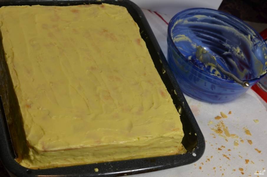 3. Обильно смазываем торт кремом между коржами, сверху и по бокам. Посыпаем оставшейся крошкой от коржей. 
