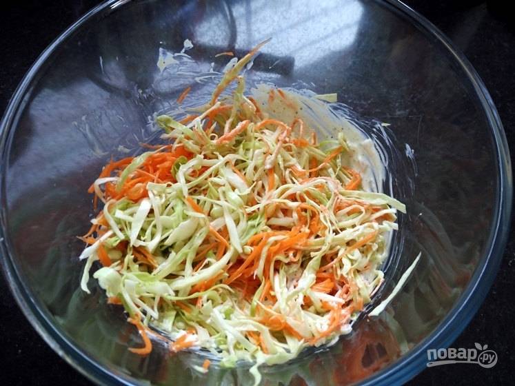 3. Добавьте творожную смесь к капусте и моркови.