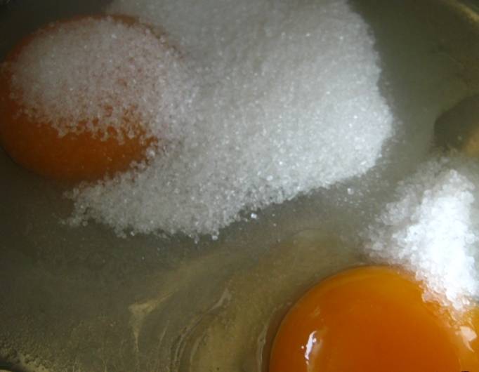 Яйца взбиваем с солью и сахаром. 