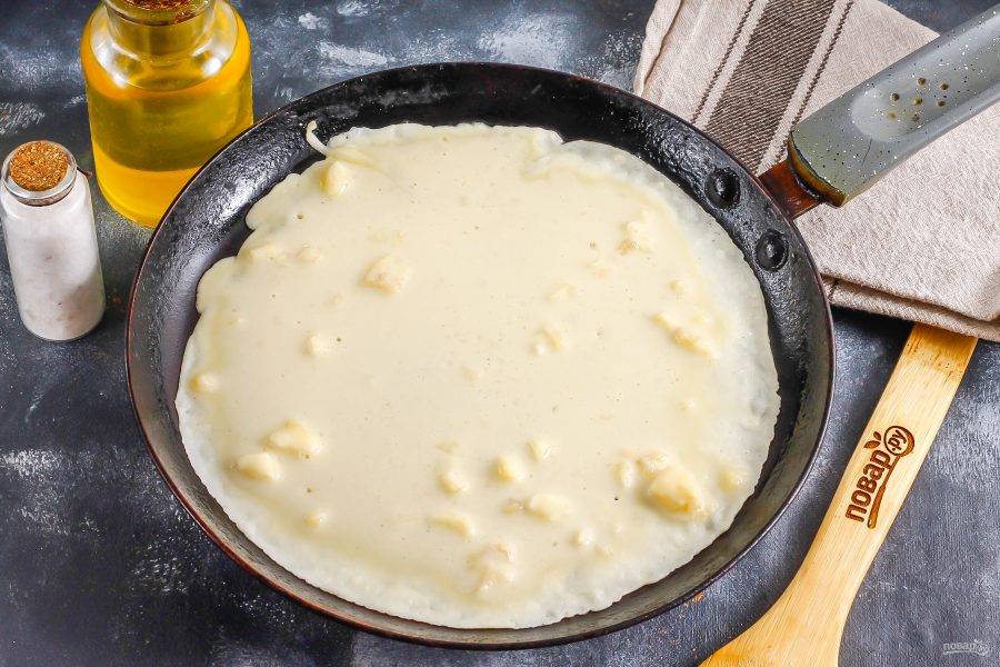 Прогрейте сковороду и смажьте растительным маслом. Влейте часть теста и окрутите, чтобы получился блин.