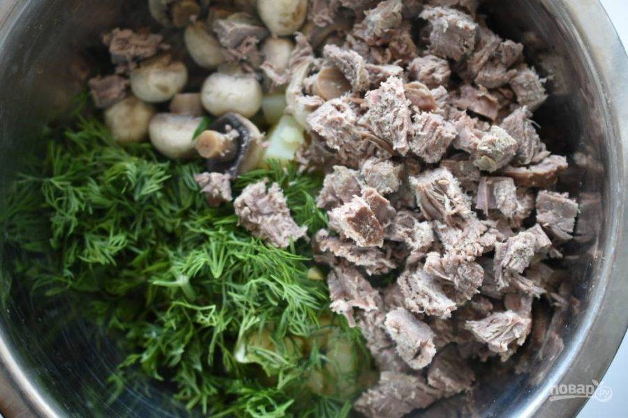 Остывшее мясо нарежьте кубиками. Добавьте его вместе с грибами и нарубленным укропом в салат.