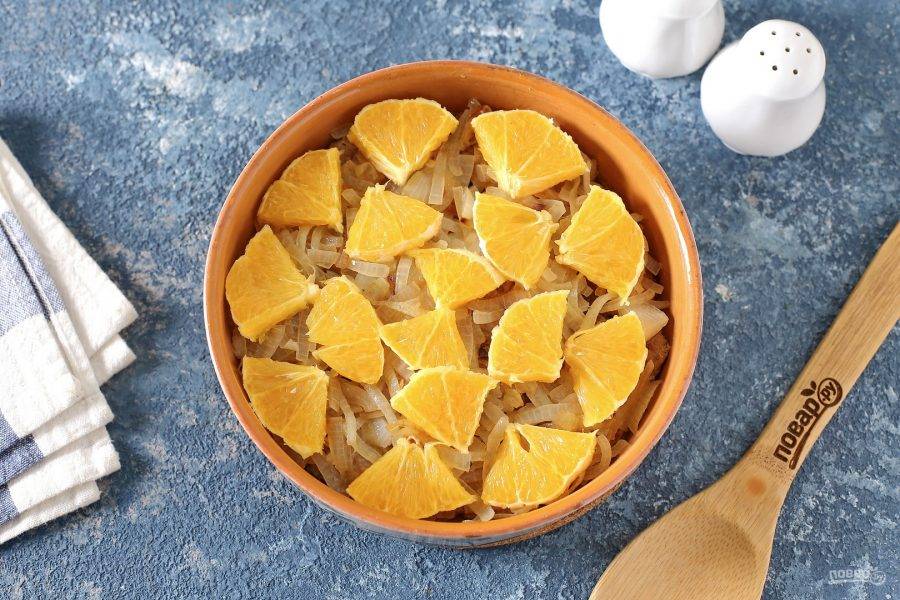 Оставшуюся половинку апельсина очистите от шкурки, нарежьте кружочками, а затем каждый кружок еще на 2-4 части. Выложите апельсин сверху. Запекайте в духовке при температуре 200 градусов около 20-25 минут.