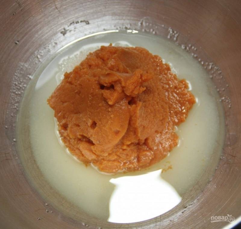 2.	В другой миске соедините сахарный песок с растительным маслом, затем введите тыквенное пюре.