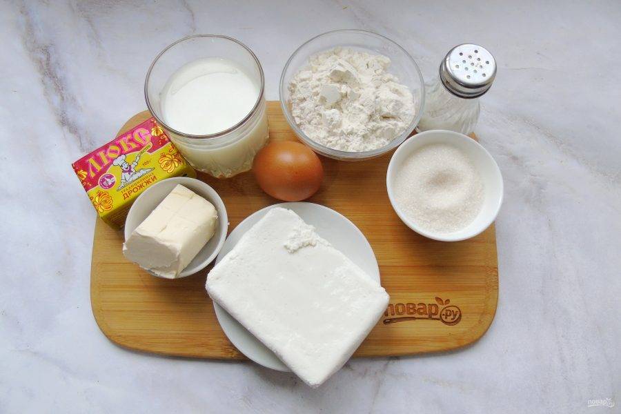 Подготовьте ингредиенты для приготовления отрывного дрожжевого пирога с творожной начинкой.