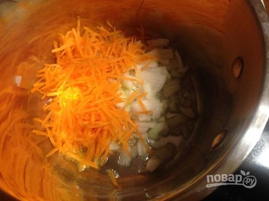 1. Очистим лук и морковь. Лук нарежем мелко, а морковь натираем на средней терке. Обжариваем до мягкости на растительном масле.