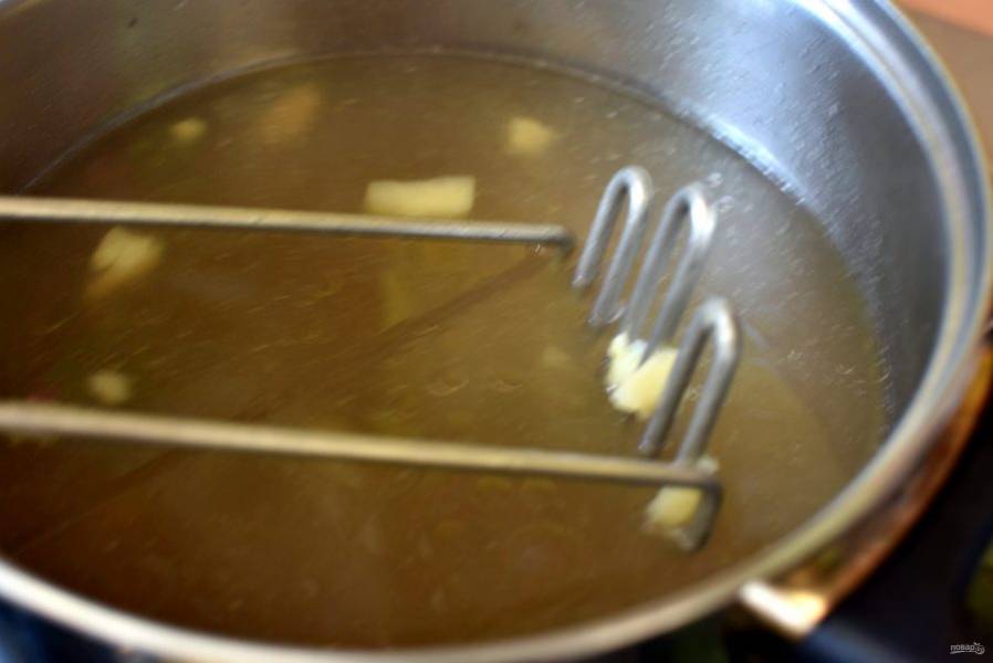 Готовый картофель разомните, не вынимая из бульона, в грубую крупную крошку.

