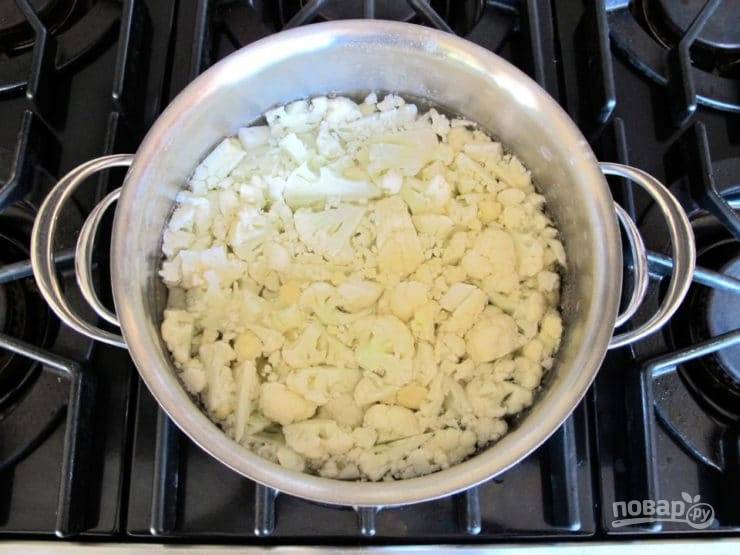 2. Подсоленную воду доведите до кипения. Потом в неё добавьте капусту. Варите её 5 минут до мягкости.